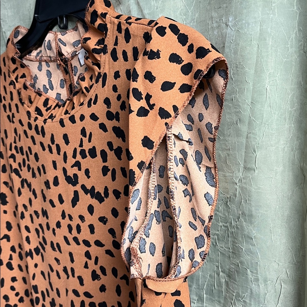Chic Leopard Print Blouse in Brown